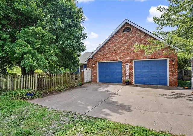 2nd image of 18329 Northwind Dr, Lawrence, KS 66044 | MLS# 2634680