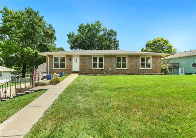 2nd image of 1425 Western St, Leavenworth, KS 66048 | MLS# 2634685
