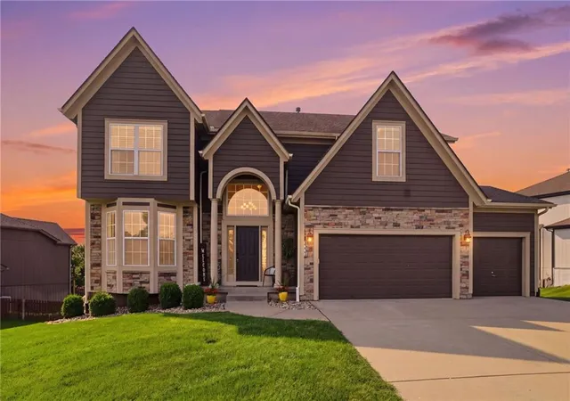 Photo 1 of Sale Pending at 2221 Sw Hawk View Rd, Lee's Summit, MO 64082 | MLS# 2634692 | Listing updated on 2026-08-25