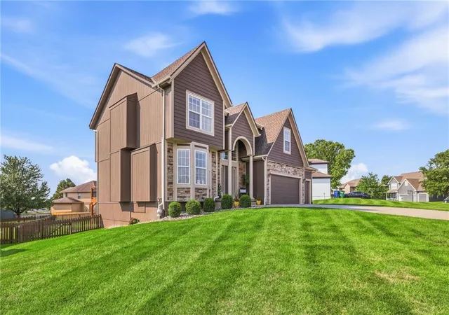 Photo 2 of Sale Pending at 2221 Sw Hawk View Rd, Lee's Summit, MO 64082 | MLS# 2634692 | Listing updated on 2026-08-25