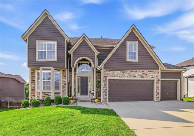 Photo 3 of Sale Pending at 2221 Sw Hawk View Rd, Lee's Summit, MO 64082 | MLS# 2634692 | Listing updated on 2026-08-25