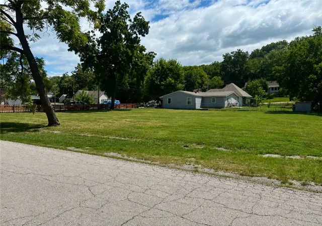 1st image of 201 W Brasfield St, Smithville, MO 64089 | MLS# 2634694