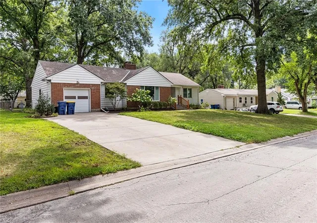 2nd image of 5627 Russell St, Mission, KS 66202 | MLS# 2634704