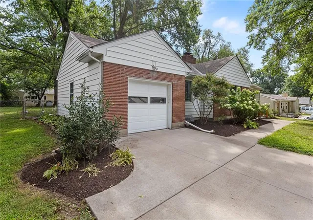 3rd image of 5627 Russell St, Mission, KS 66202 | MLS# 2634704