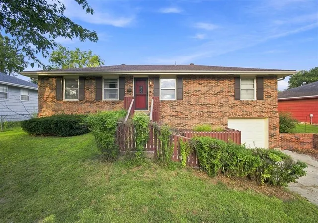 Photo 1 of Single family home for sale at 207 Augustus St, Excelsior Springs, MO 64024 | MLS# 2634709 | Listing updated on 2026-08-25
