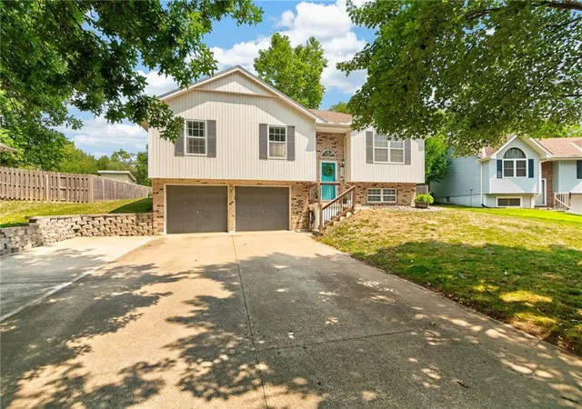 2nd image of 511 Quail Creek Dr, Odessa, MO 64076 | MLS# 2634712