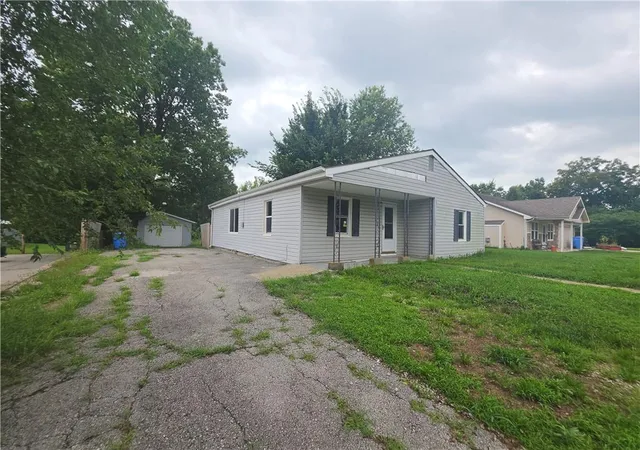 1st image of 120 E 6th St, Tonganoxie, KS 66086 | MLS# 2634722