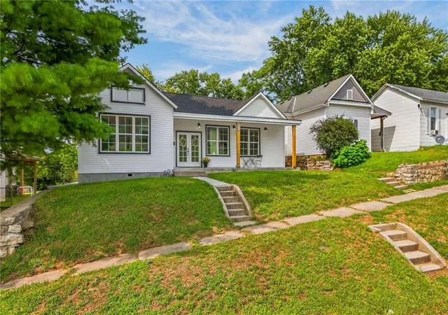 Photo 3 of Single family home for sale at 1817 Beattie St, Saint Joseph, MO 64501 | MLS# 2634741 | Listing updated on 2026-09-01