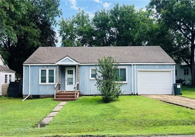 1st image of 206 S 5Th St, Louisburg, KS 66053 | MLS# 2634743