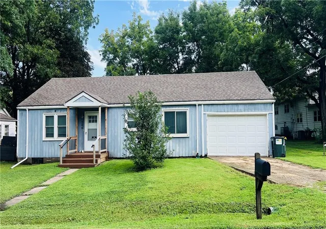2nd image of 206 S 5Th St, Louisburg, KS 66053 | MLS# 2634743