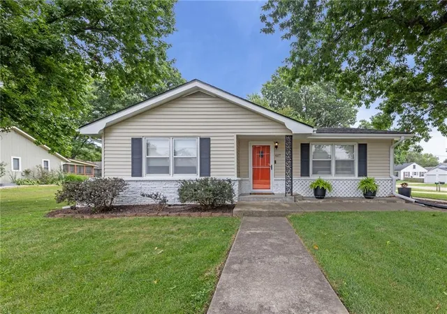 1st image of 607 S Elm St, Louisburg, KS 66053 | MLS# 2634745