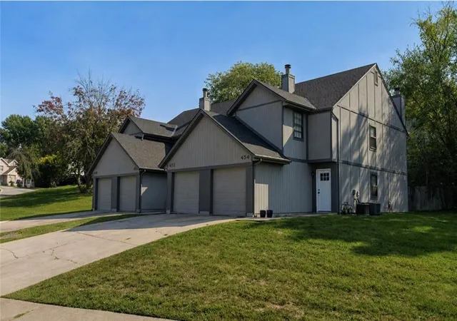 2nd image of 448 Ne Churchill St, Lees Summit, MO 64086 | MLS# 2634746