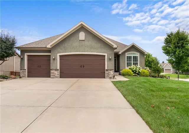Photo 1 of Sale Pending at 701 Sw Elizabeth St, Blue Springs, MO 64015 | MLS# 2634751 | Listing updated on 2026-08-10