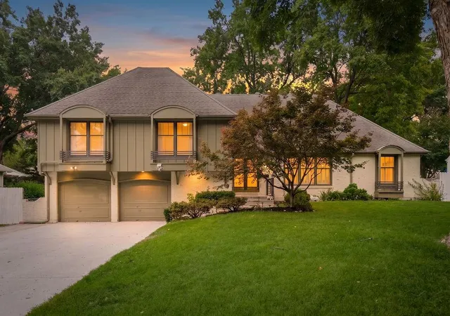 1st image of 301 W 116th St, Kansas City, MO 64114 | MLS# 2634763