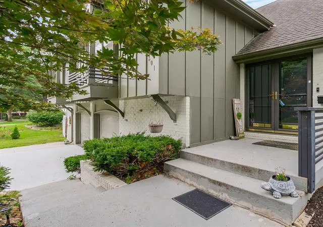 2nd image of 301 W 116th St, Kansas City, MO 64114 | MLS# 2634763