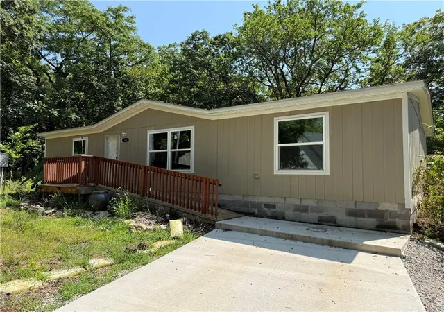 1st image of 14 Live Oak Ct, La Cygne, KS 66040 | MLS# 2634778