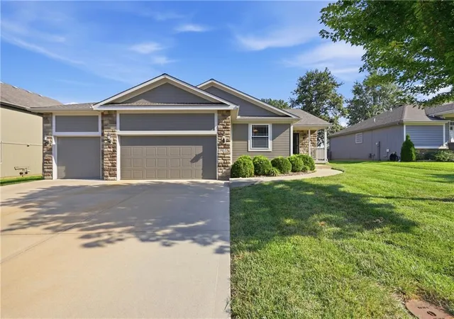 Photo 2 of Single family home for sale at 3817 Sw Briarwood Oaks Dr, Blue Springs, MO 64015 | MLS# 2634781 | Listing updated on 2026-09-02