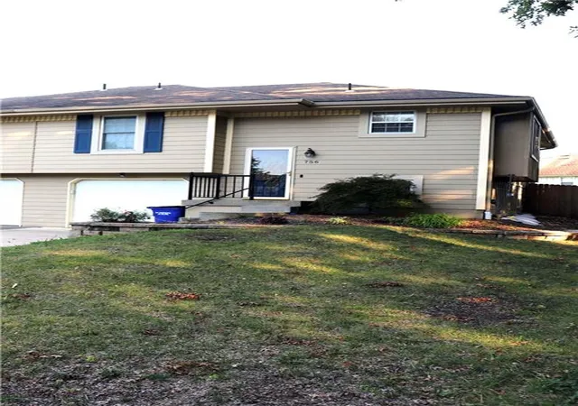 2nd image of 756 Se Claremont Ct, Lees Summit, MO 64063 | MLS# 2634798