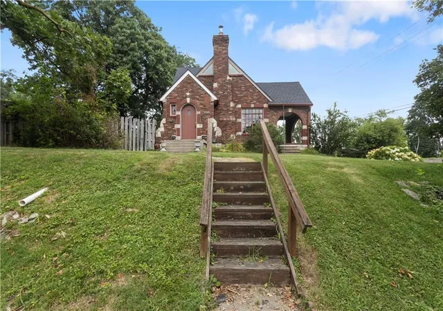 Photo 3 of Single family home for sale at 3200 Everett Ave, Kansas City, KS 66102 | MLS# 2634800 | Listing updated on 2026-09-22