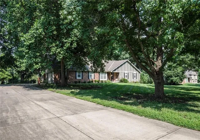 Photo 3 of Sale Pending at 16040 Outlook Ave, Stilwell, KS 66085 | MLS# 2634804 | Listing updated on 2026-09-27