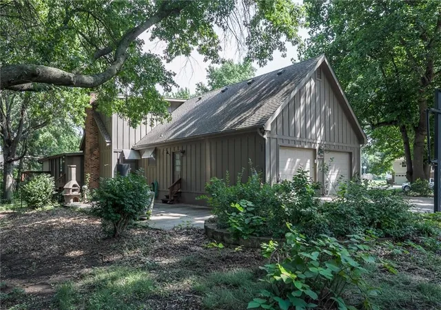 Photo 3 of Sale Pending at 16040 Outlook Ave, Stilwell, KS 66085 | MLS# 2634804 | Listing updated on 2026-09-27