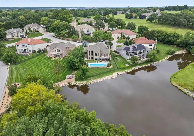 Photo 1 of Sale Pending at 609 Ne Persimmon Cir, Lee's Summit, MO 64064 | MLS# 2634813 | Listing updated on 2026-10-08