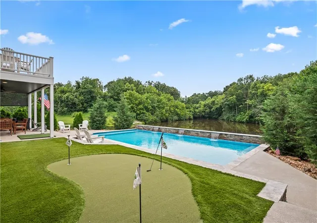 Photo 2 of Sale Pending at 609 Ne Persimmon Cir, Lee's Summit, MO 64064 | MLS# 2634813 | Listing updated on 2026-10-08