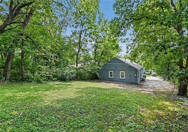14th image of 1842 E 77th St, Kansas City, MO 64132 | MLS# 2634814