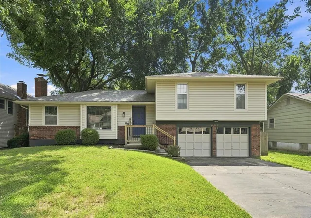 image of 12727 W 100th St, Lenexa, KS 66215 | MLS# 2634838