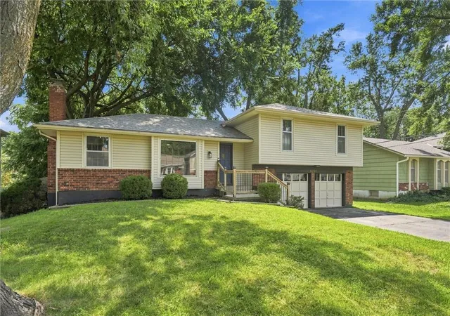 image of 12727 W 100th St, Lenexa, KS 66215 | MLS# 2634838