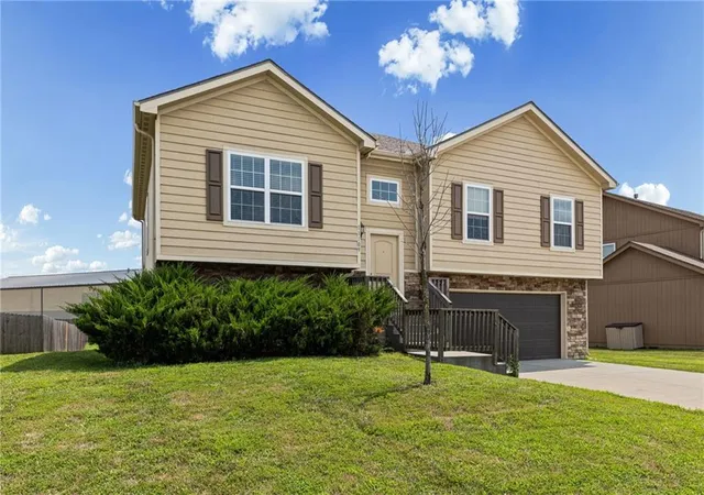Photo 3 of Single family home for sale at 11109 N Jefferson St, Kansas City, MO 64155 | MLS# 2634848 | Listing updated on 2026-08-27