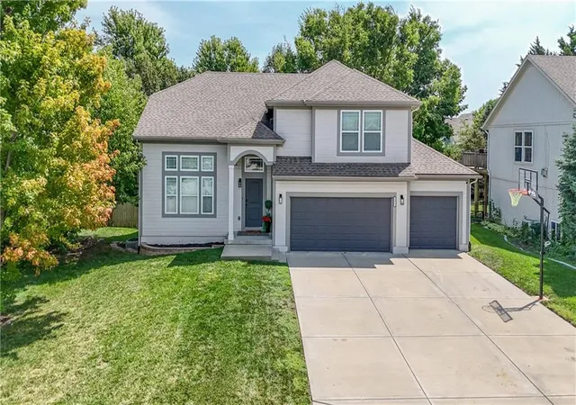 Photo 1 of Sale Pending at 1221 Sw Nagona Ln, Lees Summit, MO 64082 | MLS# 2634851 | Listing updated on 2026-09-04