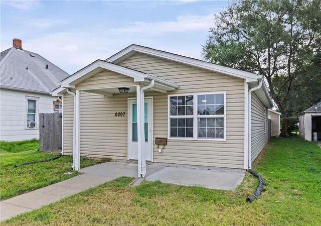 2nd image of 6207 Sherman St, Saint Joseph, MO 64504 | MLS# 2634853