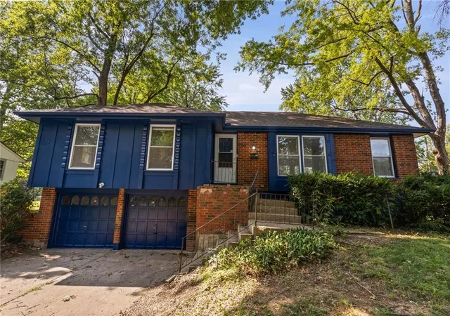 Photo 1 of Sale Pending at 11038 Greenwood Rd, Kansas City, MO 64134 | MLS# 2634863 | Listing updated on 2026-08-10