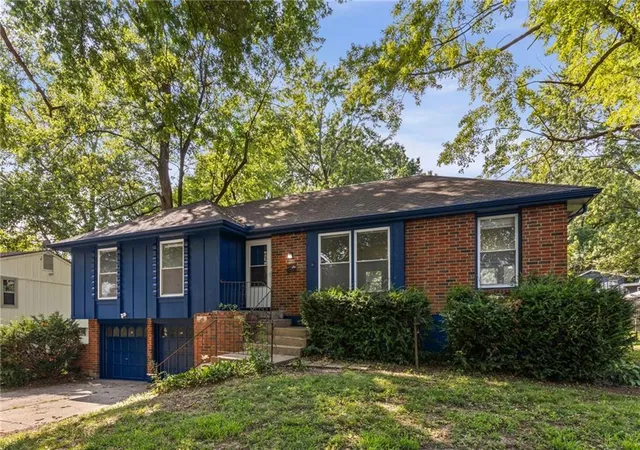 Photo 2 of Sale Pending at 11038 Greenwood Rd, Kansas City, MO 64134 | MLS# 2634863 | Listing updated on 2026-08-10
