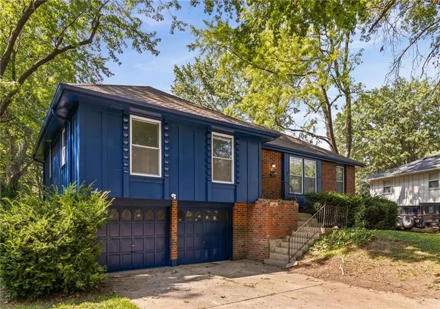 Photo 3 of Sale Pending at 11038 Greenwood Rd, Kansas City, MO 64134 | MLS# 2634863 | Listing updated on 2026-08-10