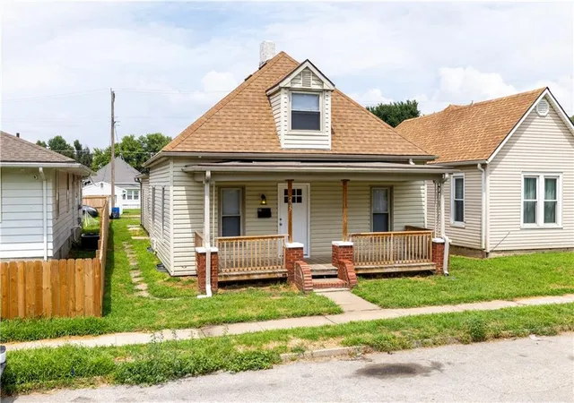 Photo 2 of Sale Pending at 225 W Valley St, Saint Joseph, MO 64504 | MLS# 2634865 | Listing updated on 2026-08-20