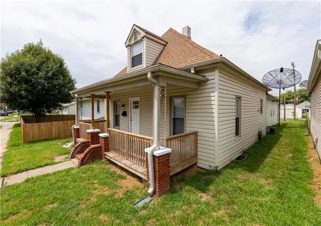 Photo 3 of Sale Pending at 225 W Valley St, Saint Joseph, MO 64504 | MLS# 2634865 | Listing updated on 2026-08-20