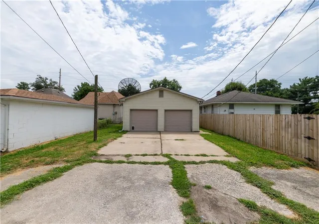 Photo 3 of Sale Pending at 225 W Valley St, Saint Joseph, MO 64504 | MLS# 2634865 | Listing updated on 2026-08-20