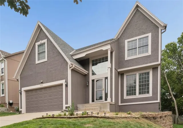 image of 7233 Cottonwood Dr, Shawnee, KS 66216 | MLS# 2634872