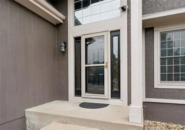 image of 7233 Cottonwood Dr, Shawnee, KS 66216 | MLS# 2634872