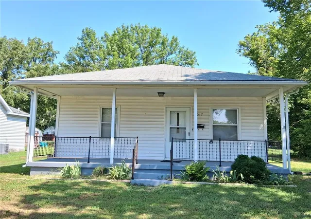 2nd image of 1017 E 14th St, Pittsburg, KS 66762 | MLS# 2634890