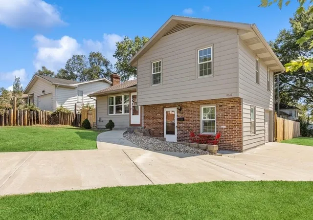 1st image of 8617 W 92nd St, Overland Park, KS 66212 | MLS# 2634891
