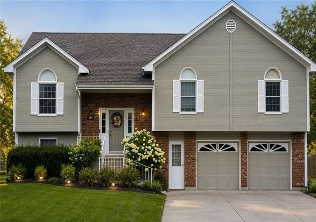 1st image of 519 Ne Timbercreek Dr, Lees Summit, MO 64086 | MLS# 2634899