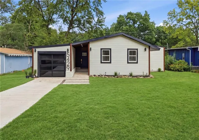 1st image of 5429 Maple St, Mission, KS 66202 | MLS# 2634907