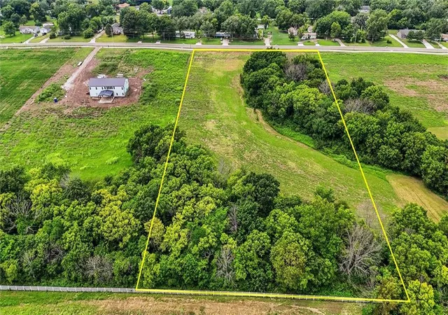 2nd image of 1007 N Ward Rd, Raymore, MO 64083 | MLS# 2634915