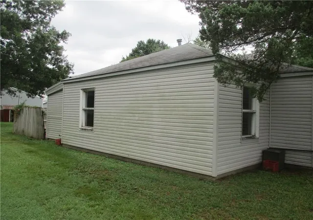 3rd image of 510 S Vermont Ave, Columbus, KS 66725 | MLS# 2634918