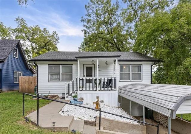 1st image of 2507 Maple Ave, Leavenworth, KS 66048 | MLS# 2634931