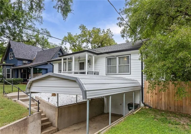 3rd image of 2507 Maple Ave, Leavenworth, KS 66048 | MLS# 2634931