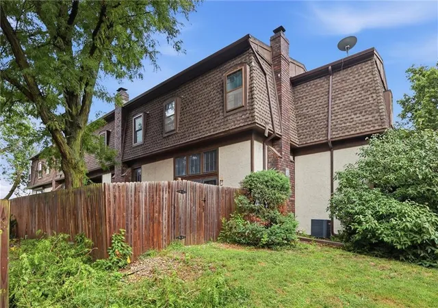 Photo 3 of Sale Pending at 10162 Locust St #8, Kansas City, MO 64131 | MLS# 2634950 | Listing updated on 2026-10-02